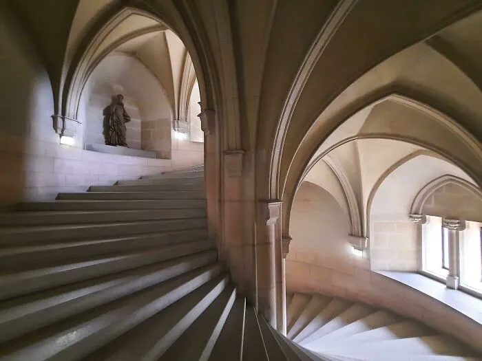 Hermosa escalera de caracol en Bojnice, Eslovaquia