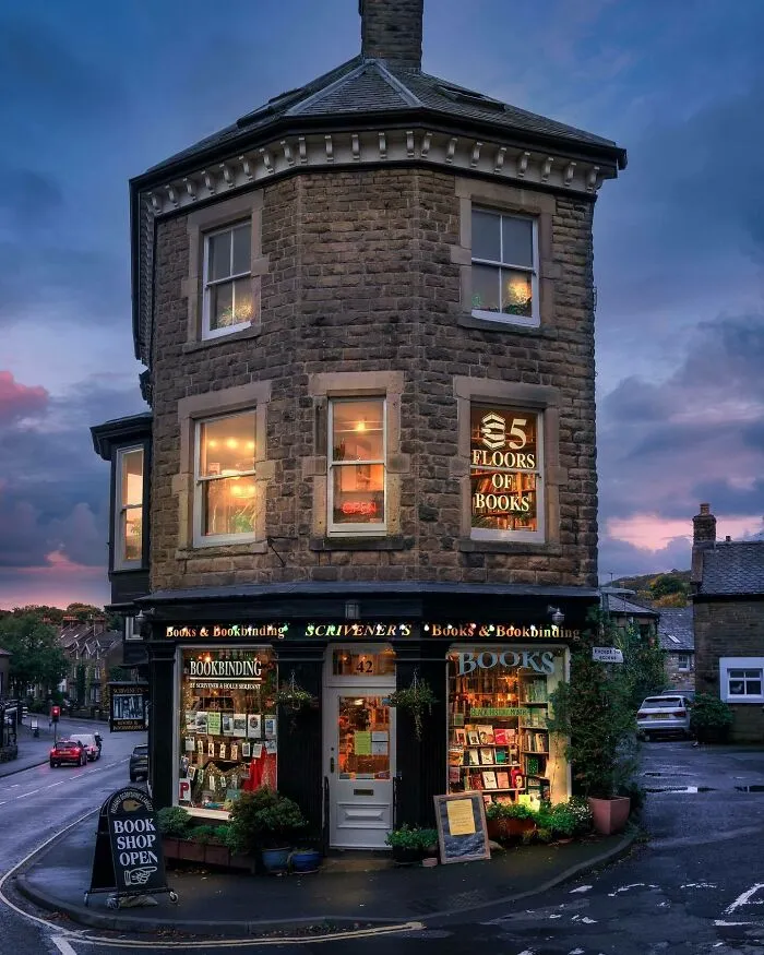 Corner Bookstore Selling Vintage Books In Buxton, A Market Town In High Peak, Derbyshire, England