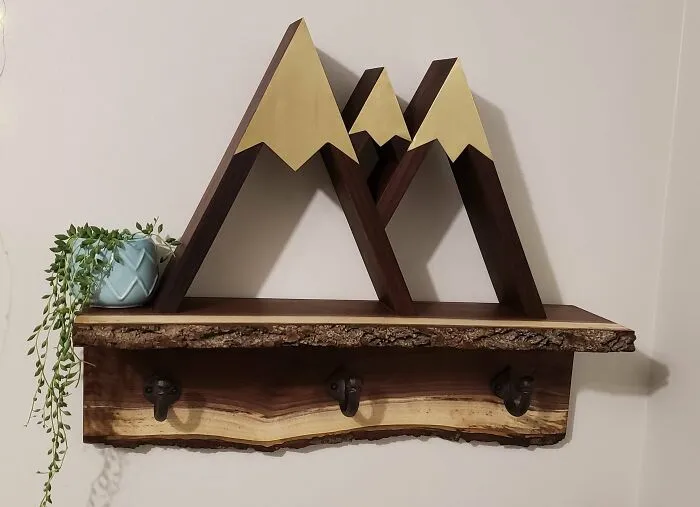 Mi novia se mudó de Alberta y extrañaba las montañas, así que para Navidad le hice un estante/perchero de nogal para darle unas montañas