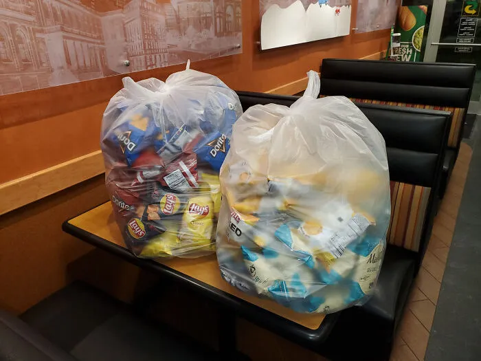 Todas las papas fritas caducan hoy y terminas llevándote 134 bolsas a casa