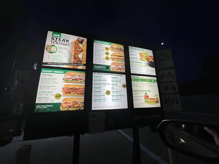 Nunca he visto un Subway con un autoservicio. Como alguien que trabajó en un Subway, ¡eso parece terrible!