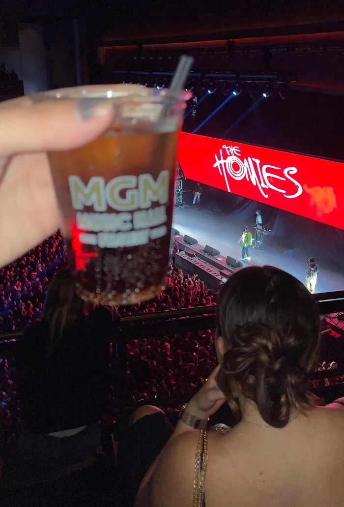 Anoche, en un concierto, pagué 30 dólares por dos bebidas de “tamaño regular”. Bebí 4 sorbos en cada una