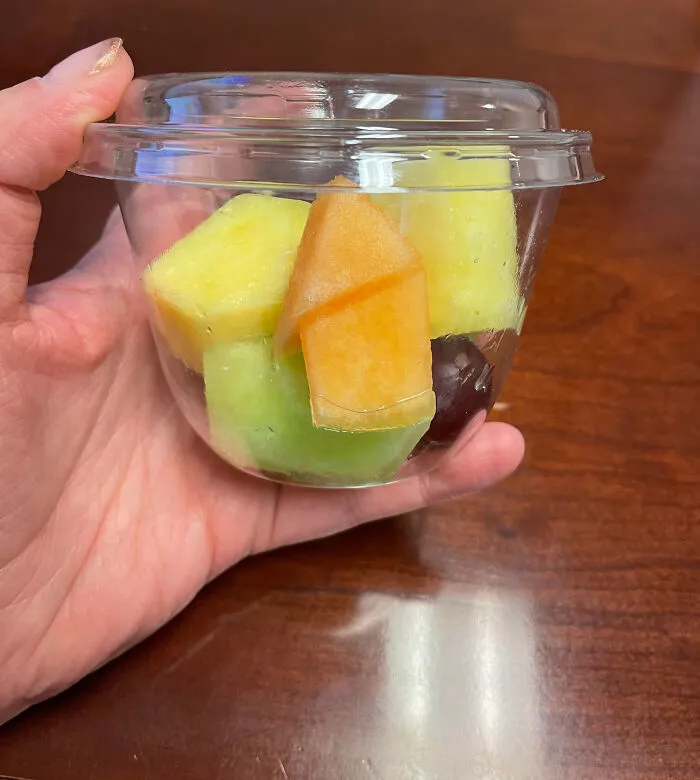 Pagué $4,50 por este pequeño pote de frutas 