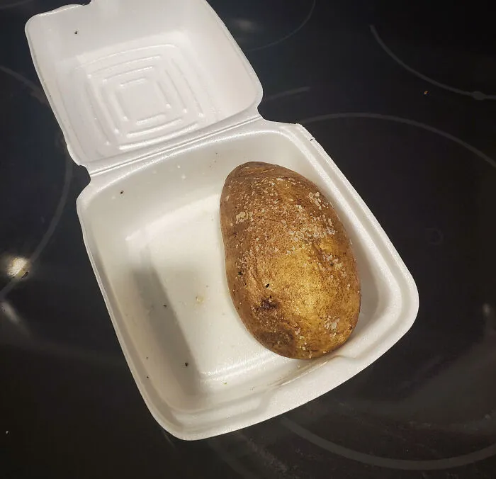 Pedí una papa asada rellena. Pagué casi 5 dólares por esto