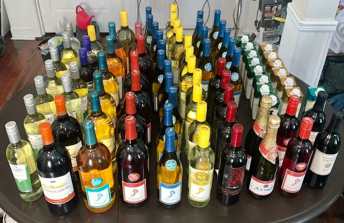 $700 de vino gratis… Le pregunté al dios de los contenedores si debía dejar de beber y esta fue su respuesta… ¡Supongo que es un no! 