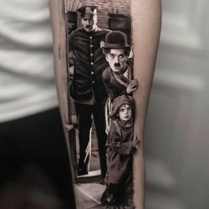 Tatuaje de Charlie Chaplin, hecho por Inal Bersekov 
