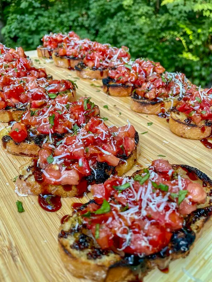 Bruschetta crujiente de ajo y pesto a la parrilla