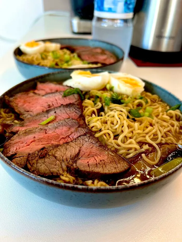 Ramen de fideos instantáneos con caldo de ternera y setas