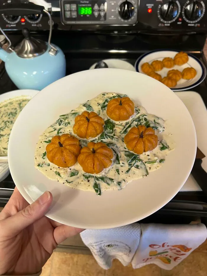 Gnocchi de calabaza con salsa cremosa de espinacas