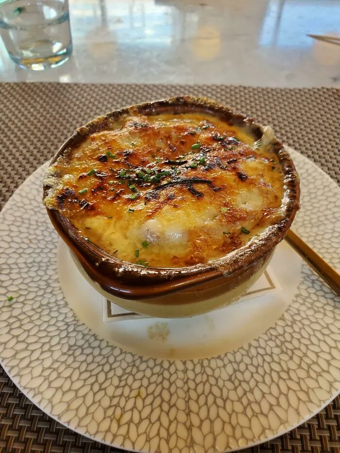 Sopa de cebolla gratinada