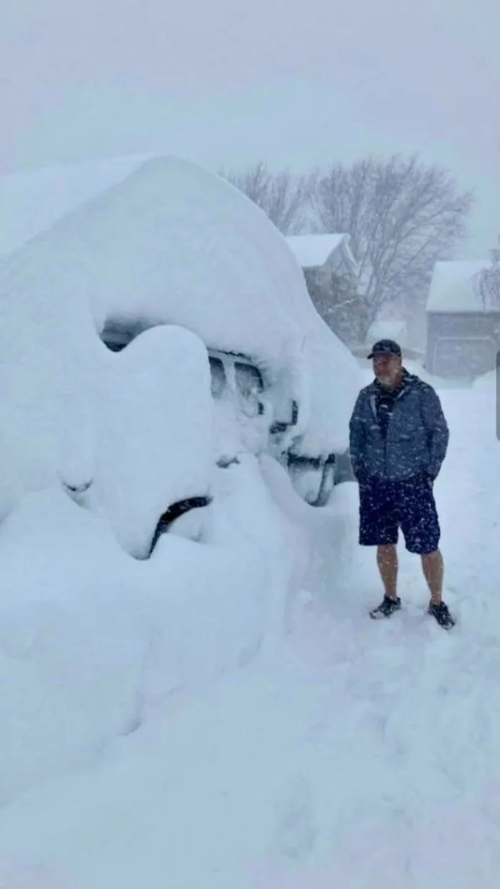 La gente comparte sus impresionantes fotos tras la brutal ventisca que ha dejado casi 2 metros de nieve en Buffalo, Nueva York