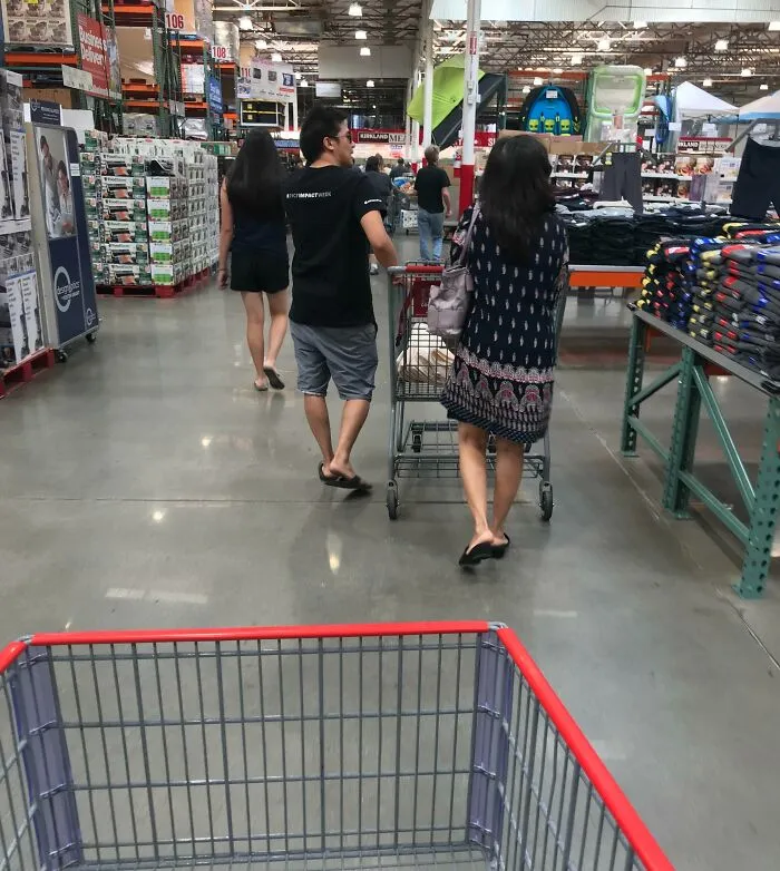 La mujer que empuja el carro es ciega. El hombre que está a su lado repite todo lo que ve: lo que está en oferta, las marcas y los estilos