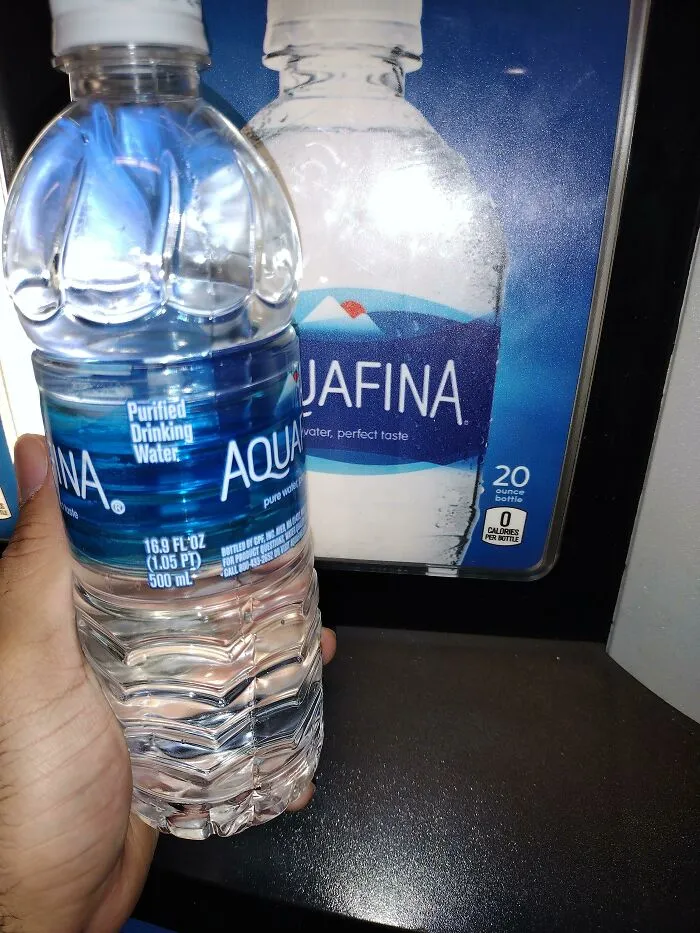 A mí también me han engañado. Pagué 2$ por una botella de agua de 20 onzas, no por una de 16.9 onzas