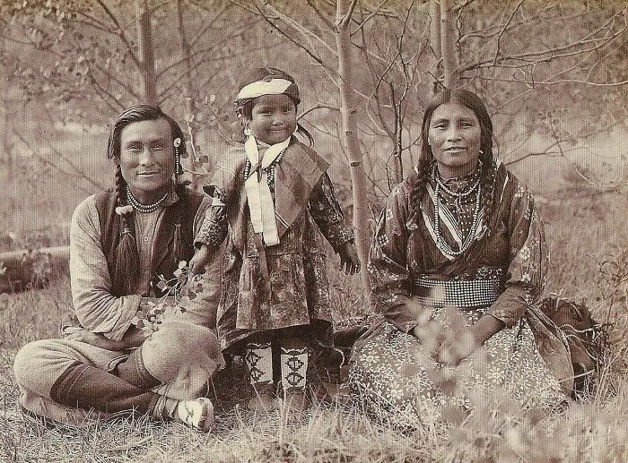 Samson Beaver, miembro de la Primera Nación Stoney, con su esposa Leah y su hija Frances Louise, 1907