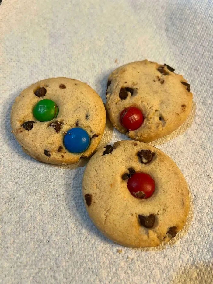 Bueno, ahora han ido demasiado lejos. [keebler Rainbow Chips Deluxe - Debería tener 3 M&m's por galleta]
