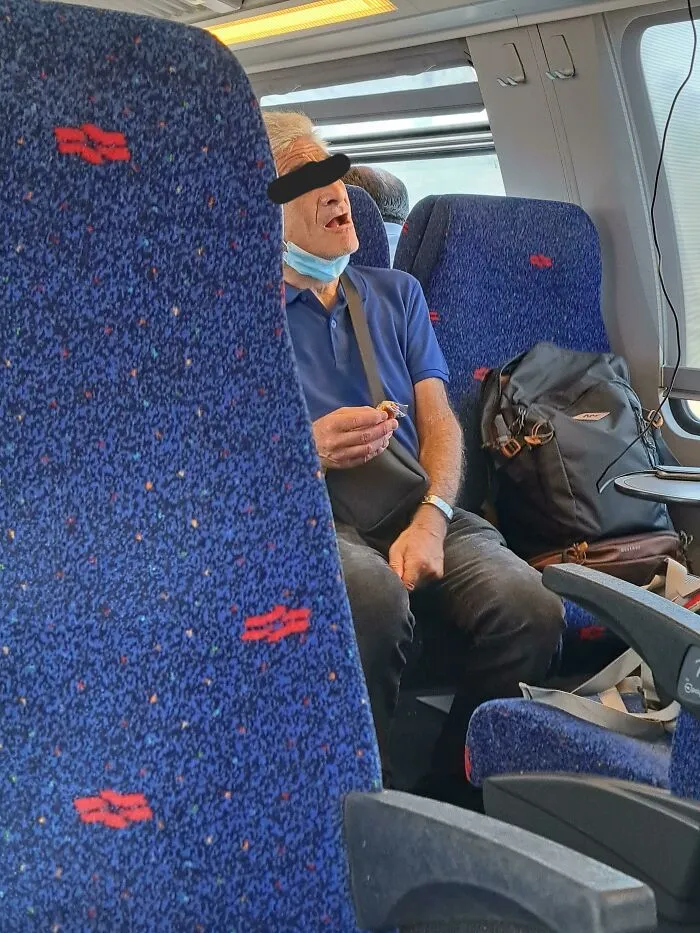 En el tren, este hombre se bajaba la mascarilla cada dos minutos para estornudar y estuvo escuchando musica en voz alta como por una hora 