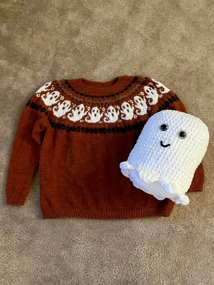¿Me dan un premio por terminar un suéter de Halloween antes de Halloween?