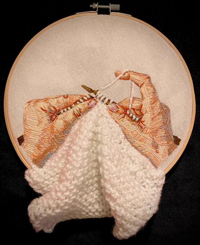 Este bordado tiene mi primera muestra de tejido. Esta pieza es un recordatorio de que debemos honrar a quienes tejen nuestra ropa, aunque no los conozcamos 