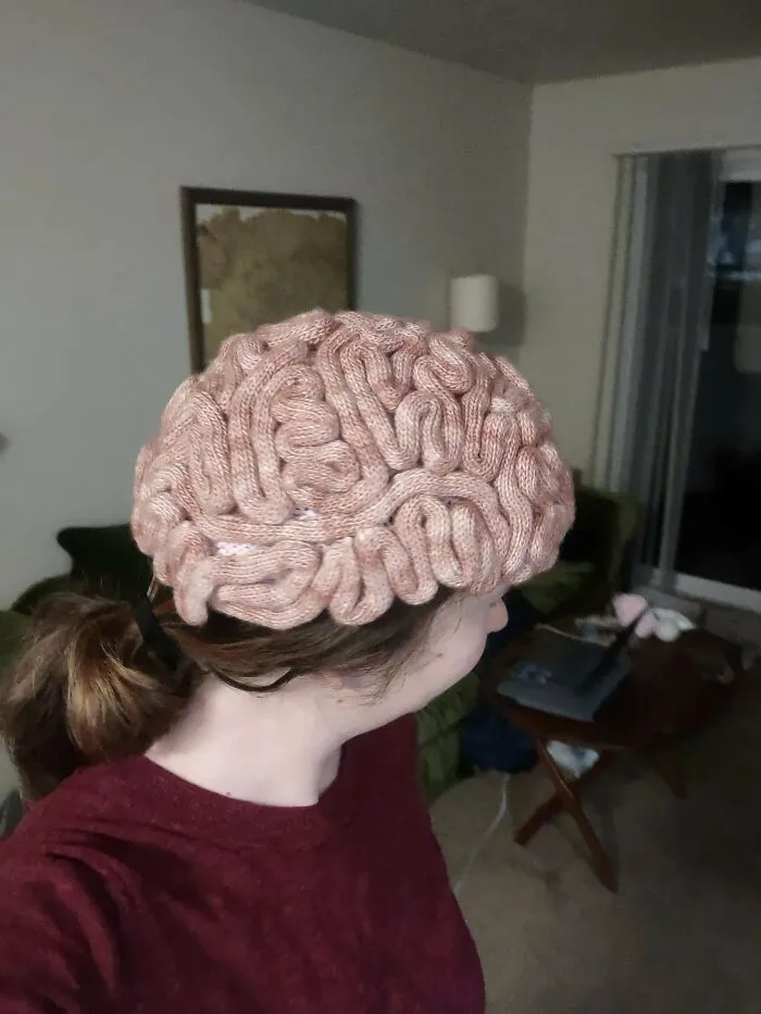 ¡Por fin he terminado mi gorro de cerebro! Lo tejí mientras hacía mis cursos de neurología y salud mental
