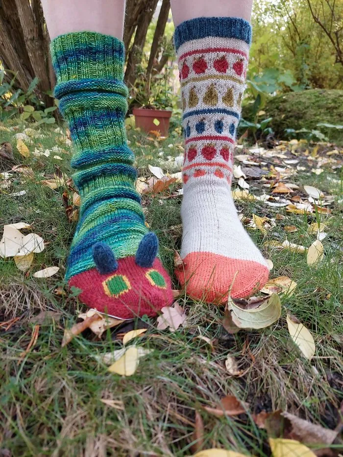 Acabo de terminar un par de calcetines inspirados en La oruga muy hambrienta para un proyecto artístico  