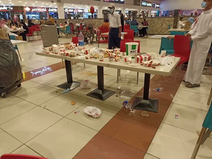 Lo que dejó una gran familia en el patio de comida cuando se fueron 