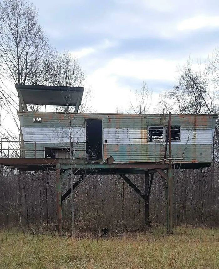 Came Across This While Hiking Behind An Old Mine In Southwestern Pennsylvania. Several Miles Off Of The Old Access Road. Appears 40 Feet Long, Nothing Written On It, Appears Nothing Is Inside Of It. 25 Feet Or So Off Of The Ground. No Sign Of Life Around It For Miles