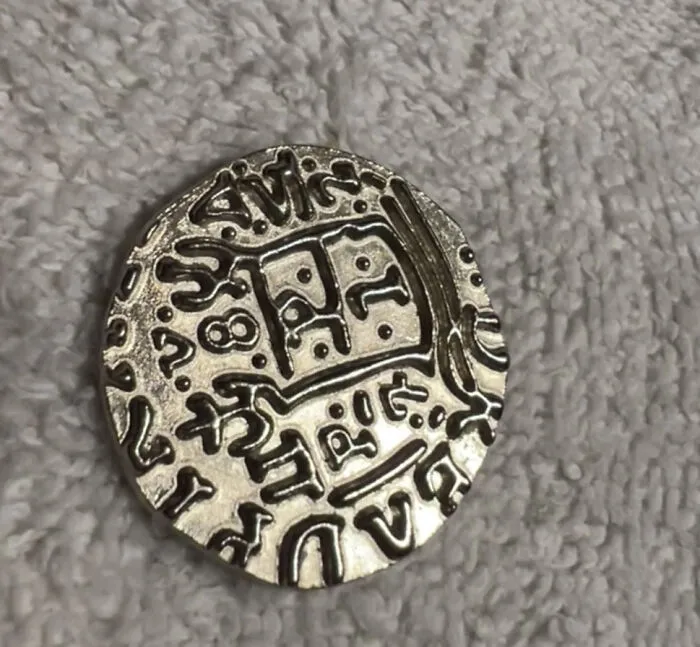 Una pieza de plata encontrada en la Isla Mustang frente al golfo de México. Fue en la playa