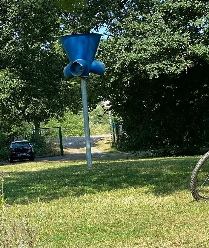 Un embudo de 4 metros de altura con 3 salidas cerca de un parque infantil y una cervecería en Alemania 