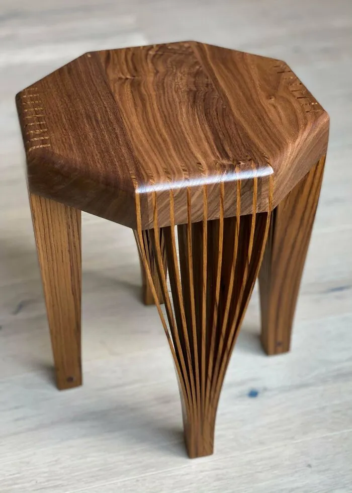 Voy a llamar a esto un taburete con patas en forma de abanico - Nogal y teca