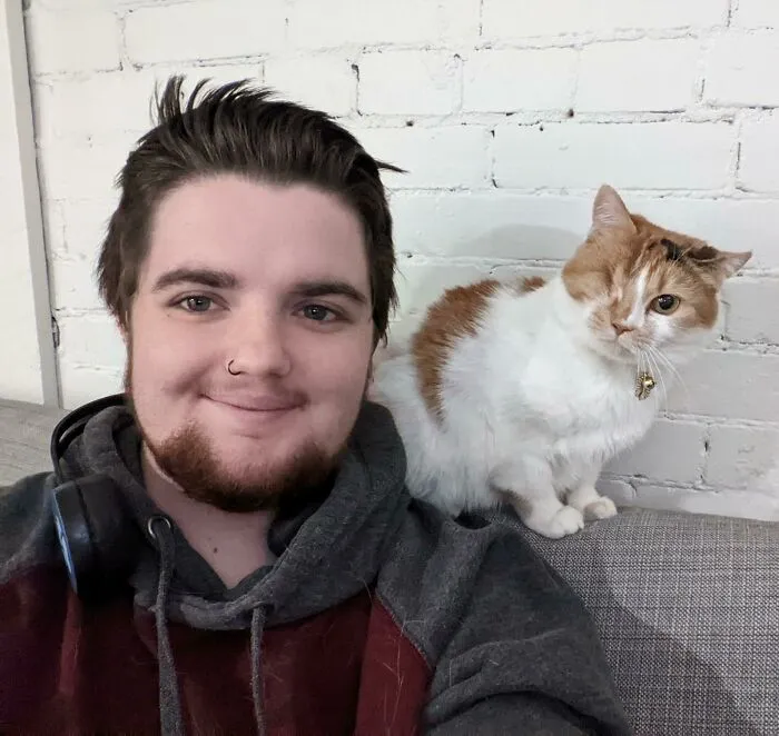 Mi gato y yo somos ciegos de un ojo, ¡somos la pareja perfecta!