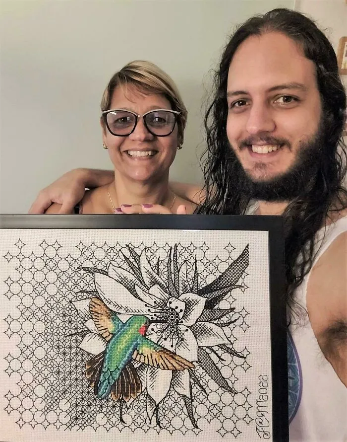 Regalo de cumpleaños para mi madre, la persona que me inició en el punto de cruz. Nos encanta ver colibríes juntos, así que le hice uno que puede ver siempre que quiera