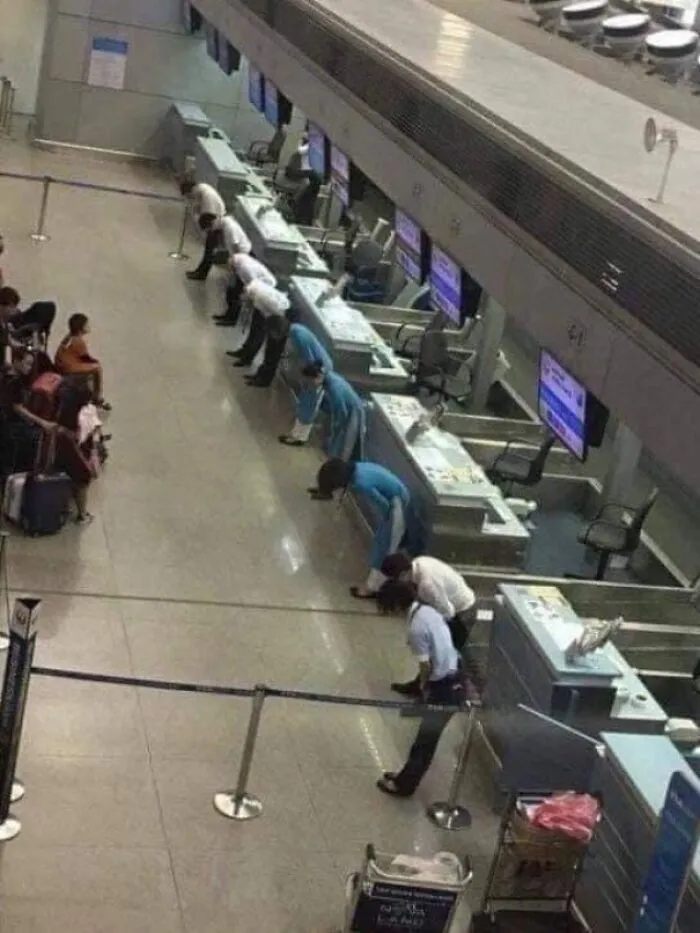 En Vietnam, el personal de Japan Airlines se inclinó ante los pasajeros debido a que un vuelo se retrasó por una tormenta