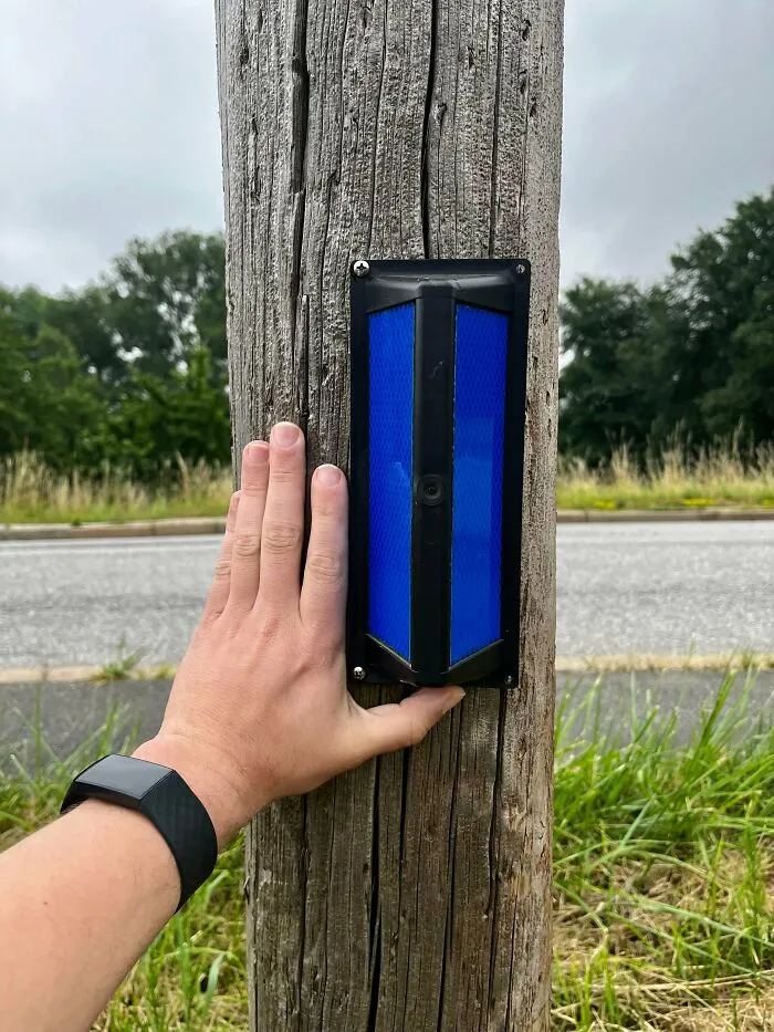 ¿Para qué sirven estos reflectores azules? Están colocados en los postes, de cara al campo