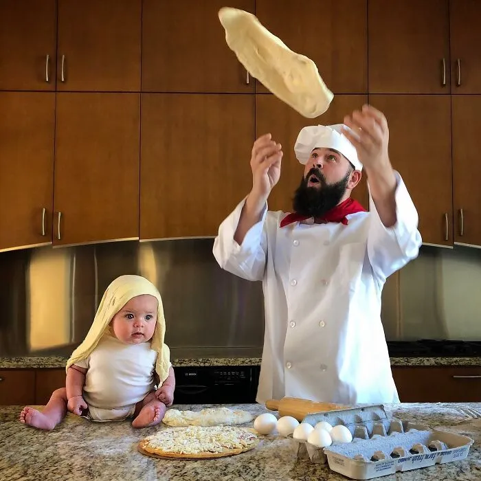 Mira las divertidísimas fotos que este papá se toma con sus hijas disfrazadas (Nuevas imágenes)