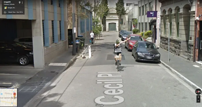 Este ciclista haciendo el dab para la cámara