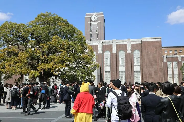 La Universidad de Kioto permite a los estudiantes vestirse como quieran en su graduación, y aquí hay 35 de sus ingeniosos disfraces