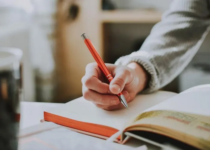 31 “Small, Low-Key Signs” That A Person Is Really Intelligent