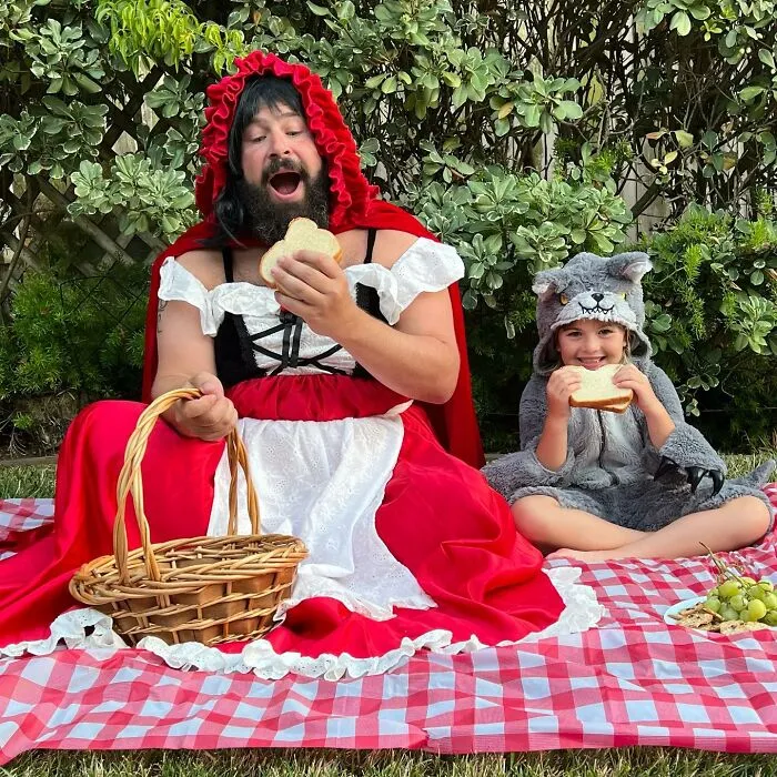 Mira las divertidísimas fotos que este papá se toma con sus hijas disfrazadas (Nuevas imágenes)