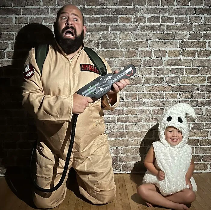 Mira las divertidísimas fotos que este papá se toma con sus hijas disfrazadas (Nuevas imágenes)