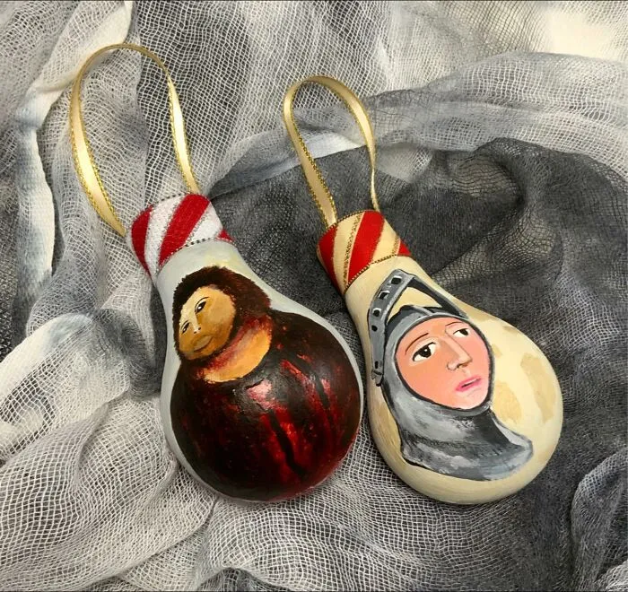 I Paint On Burnt Out Lightbulbs To Repurpose Them As Christmas Tree Ornaments (60 Pics)