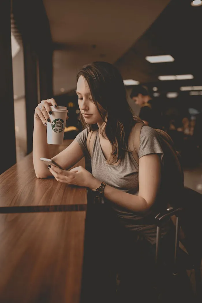 "No todo tiene que conectarse a Internet": 30 jóvenes comparten las cosas en las que los Boomers podrían tener razón