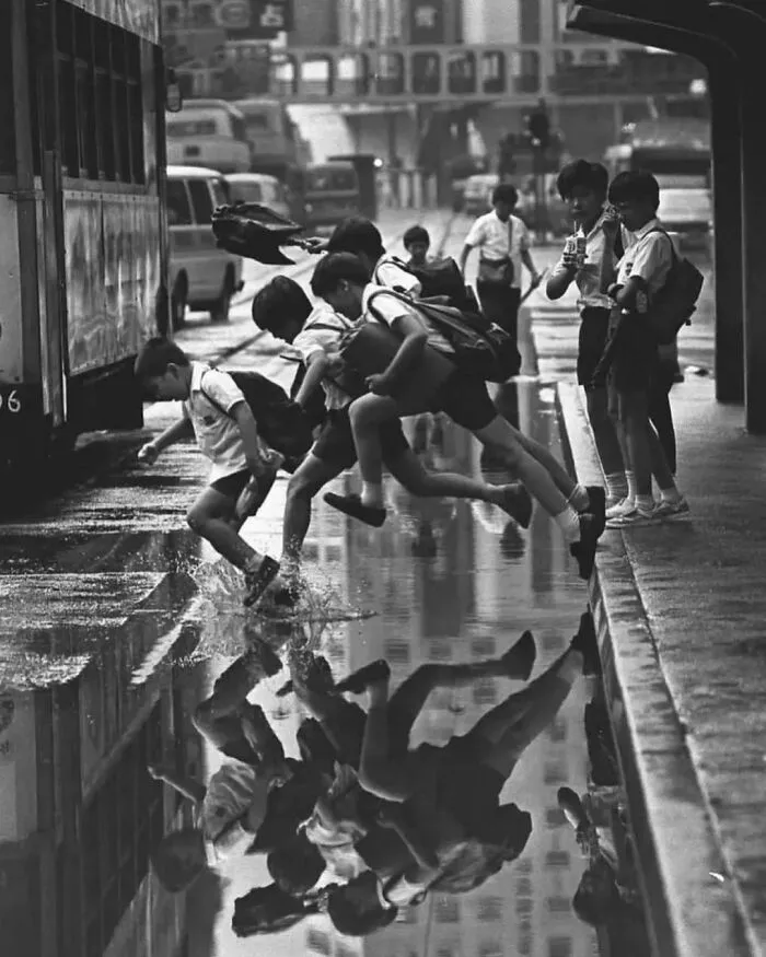 40 Fotos callejeras que captan encuentros fortuitos en lugares públicos
