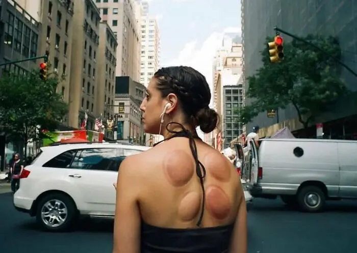 40 Fotos callejeras que captan encuentros fortuitos en lugares públicos