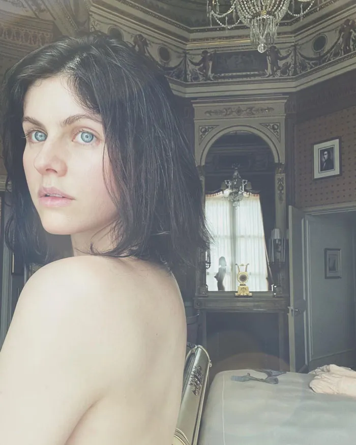 Alexandra Daddario posando sin maquillaje