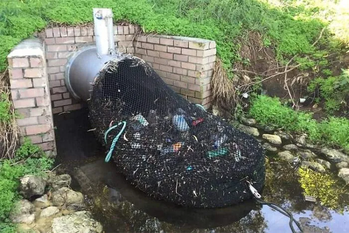 Esta ciudad de Australia Occidental instaló redes en la salida de las tuberías de desagüe para evitar que los residuos sólidos y los contaminantes gruesos salieran de las alcantarillas
