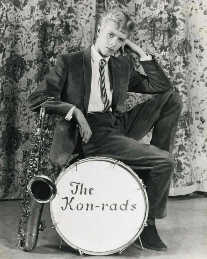 David Jones (también conocido como David Bowie) actuando como saxofonista y cantante principal de The Kon-Rads en un concierto en el sur de Londres, 1963