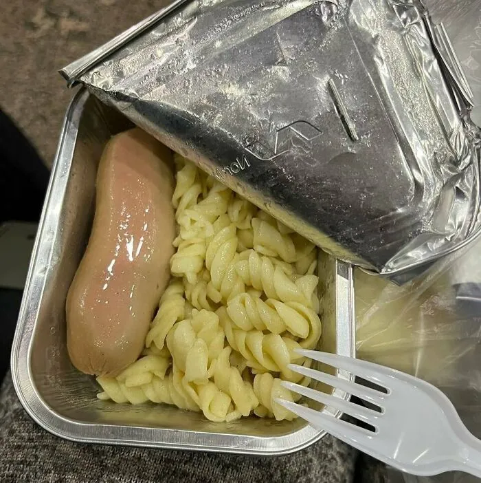 Mi vuelo se retrasó más de 12 horas, por lo que se supone que la aerolínea debe proporcionar comida a los pasajeros...