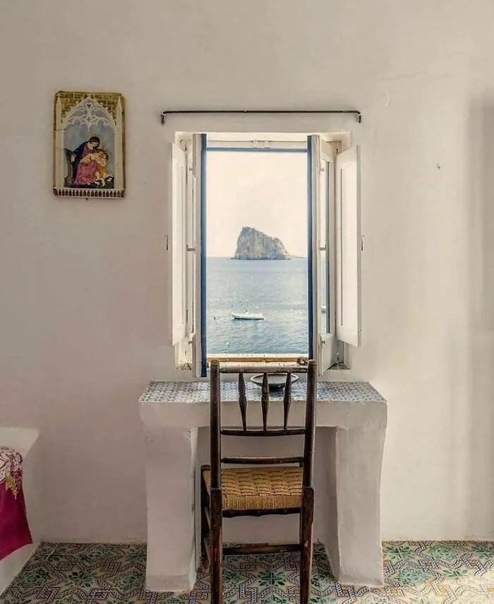 ‘Somewhere I Would Like To Live’: 30 Very Aesthetic Places And Homes Posted By This Page (New Pics)
