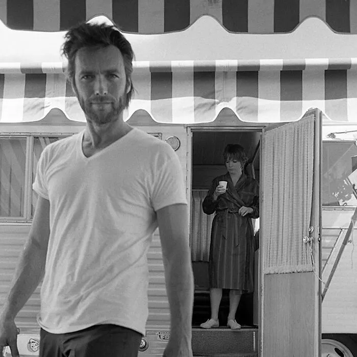 Clint Eastwood y Shirley Maclaine durante un descanso en el rodaje de 'Dos mulas y una monja' en Durango, México, 1969. Fotos de Lawrence Schiller