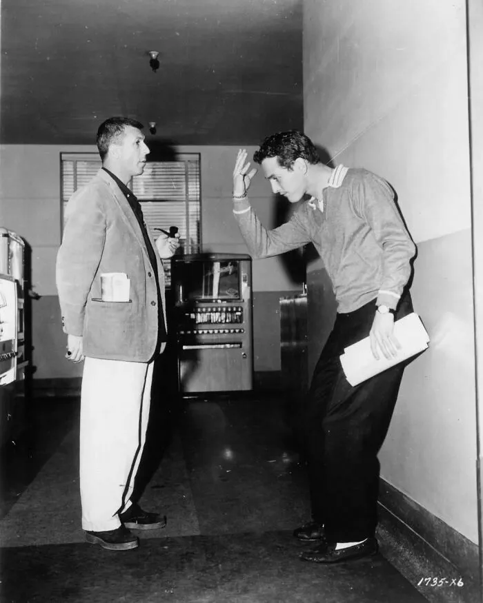 El director Richard Brooks habla de una escena con Paul Newman en el plató de 'La gata sobre el tejado de zinc', 1958